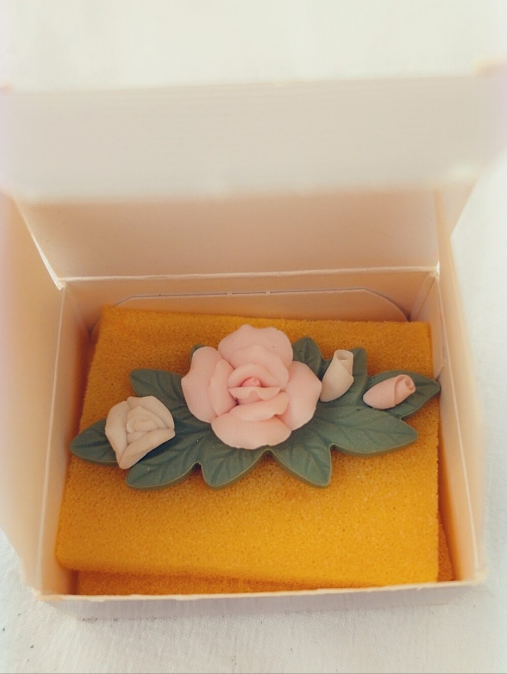 Avon Porcelain Vintage Petals Pin Flowers Roses Brooch Tac Pins